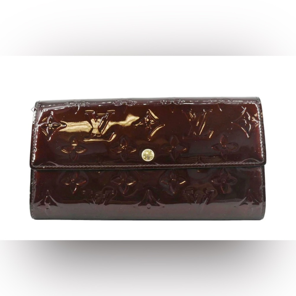 LOUIS VUITTON ‘Amarante Monogram Vernis Sarah’ Wallet. Beautiful patent leather!